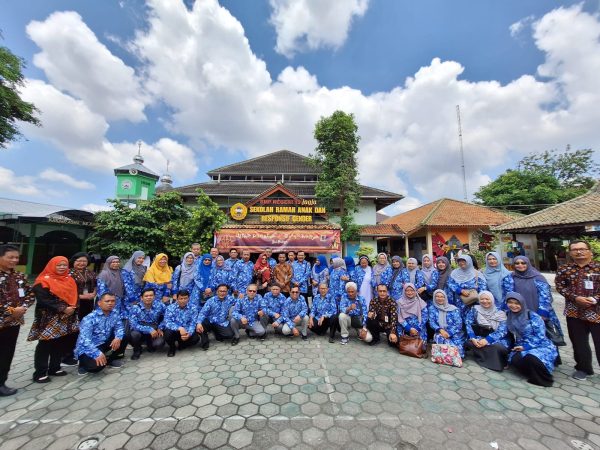 STUDI BANDING MKKS KOTA CIMAHI DENGAN MKKS KOTA YOGYAKARTA DI SMPN 15 YOGYAKARTA