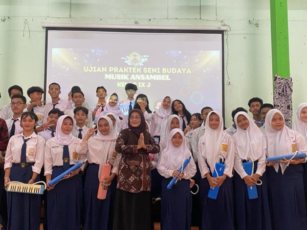 UJIAN PRAKTIK BERTAJUK ANSAMBEL MUSIK DAN GELAR KARYA PESERTA DIDIK KELAS IX SMP NEGERI 15 YOGYAKARTA