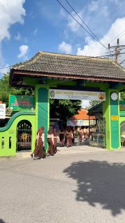 SMP Negeri 15 Yogyakarta melaksanakan kegiatan jalan sehat rukun bersama teman dengan rute mengelilingi area sekitar sekolah. Para siswa berjalan penuh semangat melewati jalan-jalan lingkungan hingga memutari Stasiun Lempuyangan, sambil menikmati suasana pagi yang segar. Kegiatan ini bertujuan menumbuhkan kekompakan, menjaga kebugaran, serta mempererat hubungan antarwarga sekolah dalam suasana yang ceria dan penuh kebersamaan.