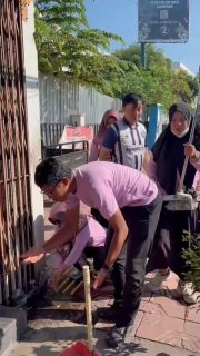 Aksi Kebersihan SMPN 15 Yogyakarta: Dukung Indonesia ASRI

Menindaklanjuti SE Mendagri No. 600.11/889/SJ Tahun 2026 tentang Gerakan Indonesia ASRI dan SE Wali Kota Yogyakarta No. 100.3.4/335 tentang Gerakan Yogyakarta Berhati Nyaman, SMPN 15 Yogyakarta melaksanakan aksi nyata pembersihan lingkungan pada tanggal 24 April 2026.

Beberapa guru karyawan terjun langsung melakukan kerja bakti massal di sepanjang Jalan Mataram hingga Jalan Mas Suharto. Kegiatan ini difokuskan pada pembersihan sampah plastik dan penataan trotoar guna menciptakan lingkungan publik yang bersih, sehat, dan estetis.

Aksi ini merupakan wujud komitmen SMPN 15 Yogyakarta dalam mengedukasi siswa serta warga sekitar untuk menjaga kelestarian alam sekaligus mendukung kenyamanan tata kota Yogyakarta.