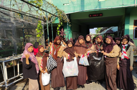 Jumat Bersih, SMP Negeri 15 Yogyakarta Wujudkan Karakter Peduli Lingkungan melalui Budaya Gotong Royong