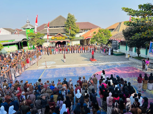 Khidmat Peringati 14 Tahun Undang-Undang Keistimewaan DIY, SMP Negeri 15 Yogyakarta Teguhkan Komitmen Lestarikan Budaya